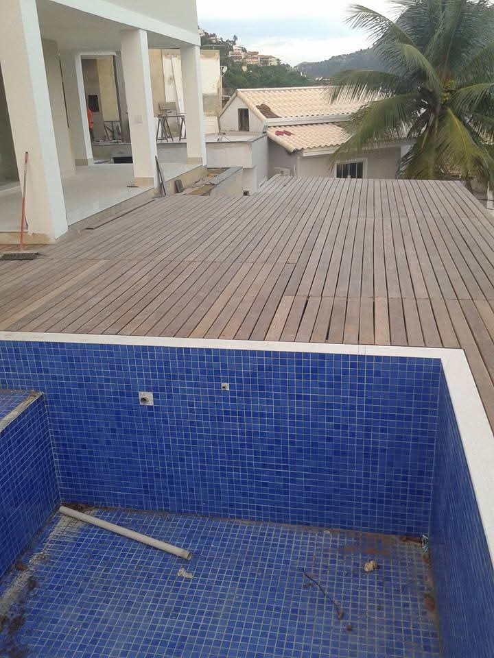 Deck de madeira e piscina em obra concluída pela AJR Construções e Reformas