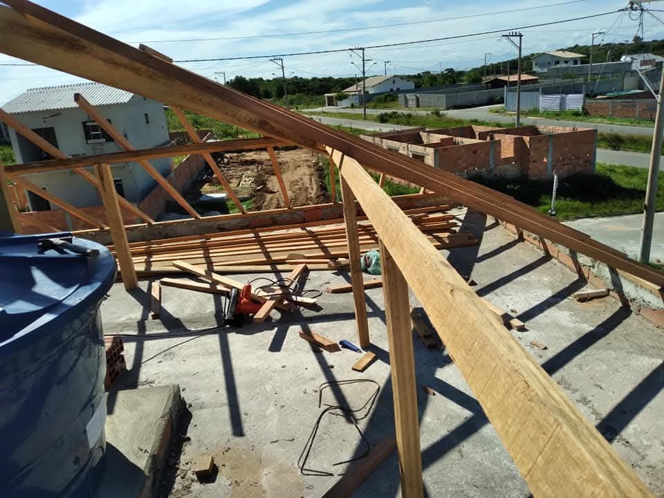 Estrutura de telhado em madeira em construção