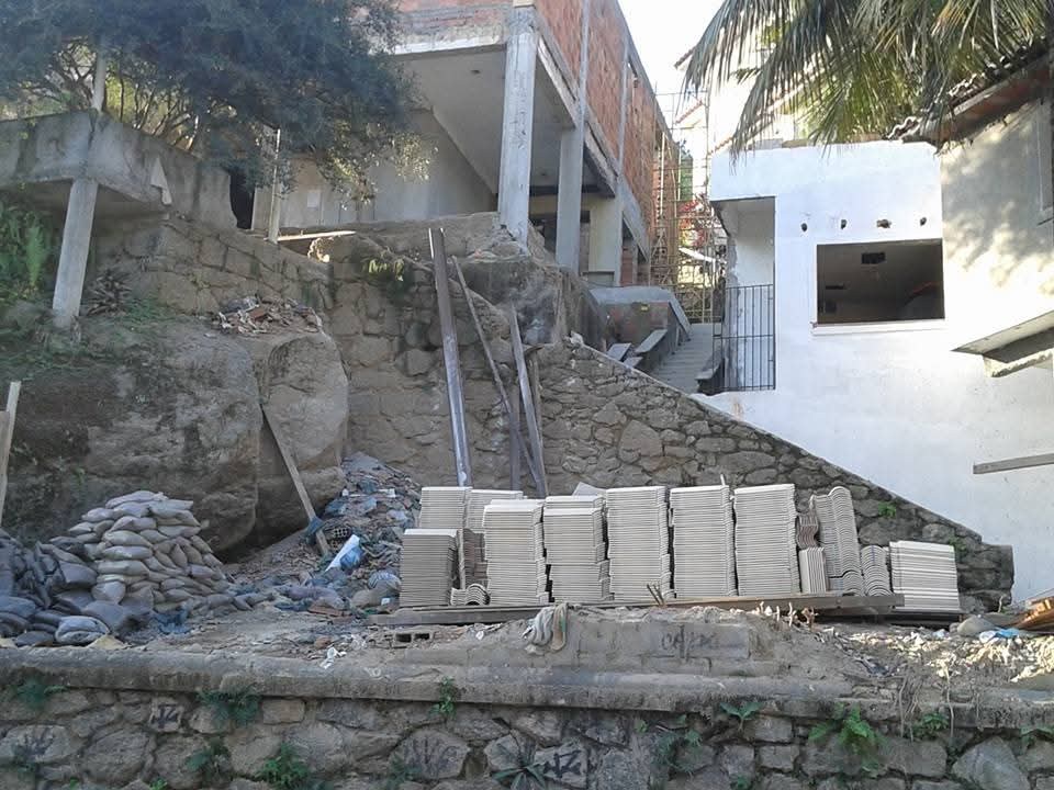 Obra residencial em andamento sobre encosta