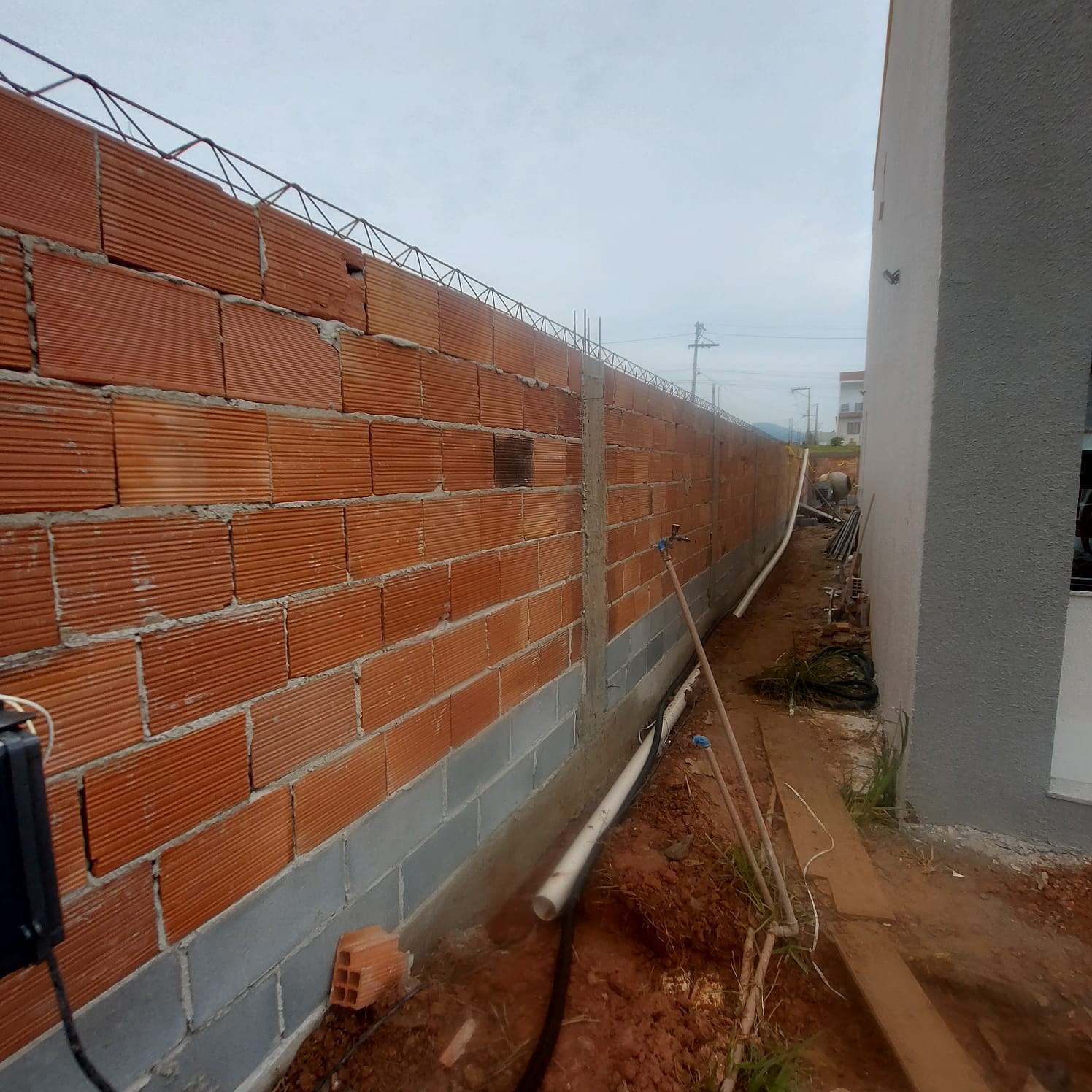Muro de tijolo aparente em construção