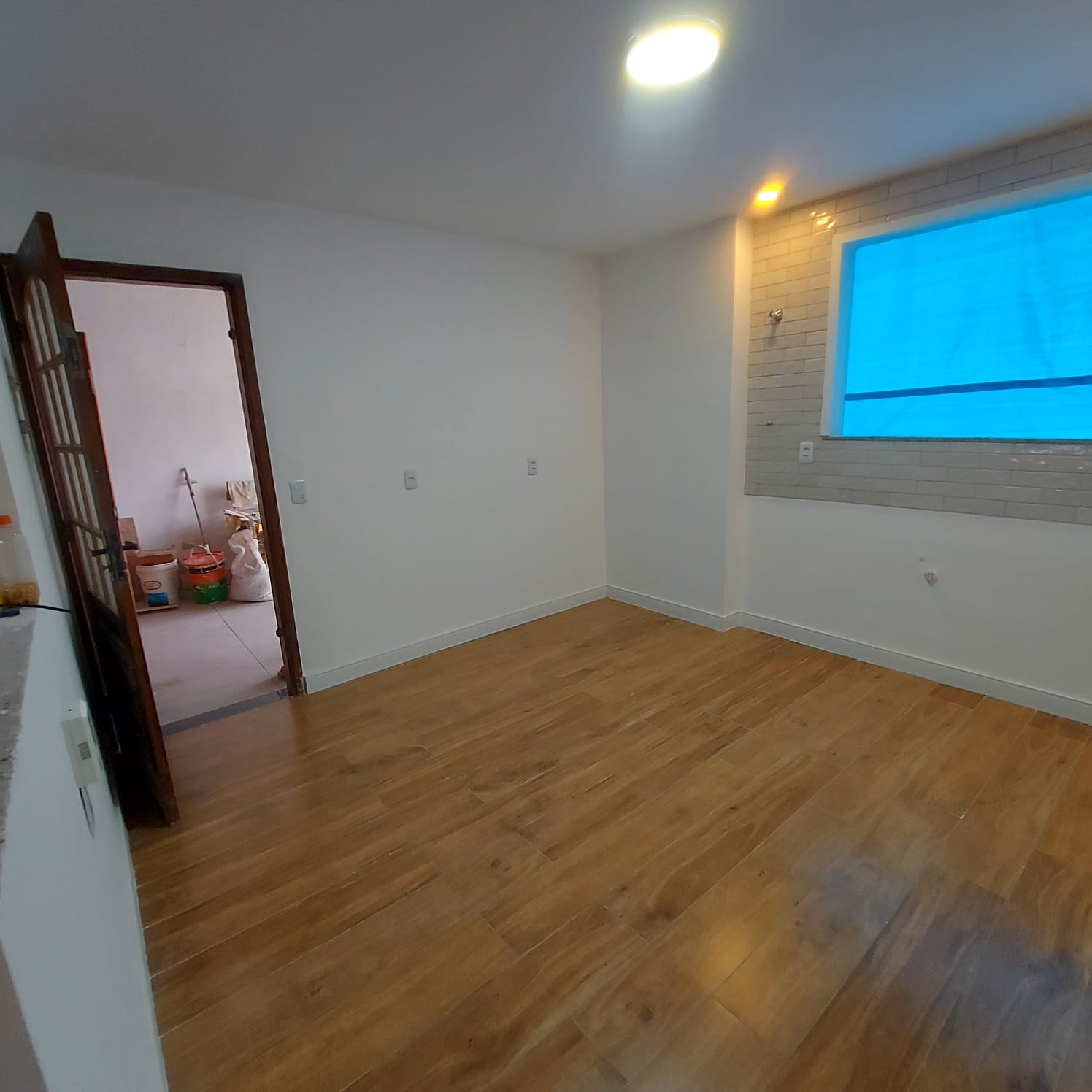 Quarto reformado com piso novo instalado